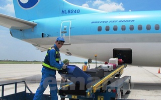 Bắt giữ hai nhân viên bốc xếp trộm cắp điện thoại của hành khách
